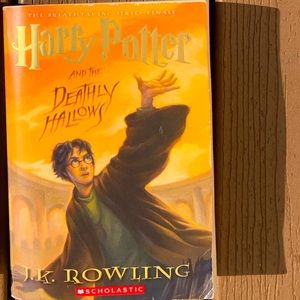 HARRY POTTER AND THE DEATHLY HALLOWS #7 SCHOLASTIC PAPERBACK BY J.K. ROWLING